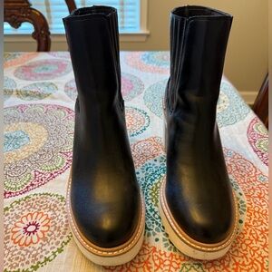 GORGEOUS Mi.iM black ankle boots with block heel